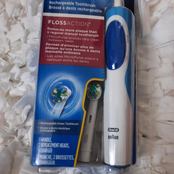 Oral-B Vitality Rechargeable Electric Toothbrush Floss Action Extra Refill NWOT - Picture 3 of 8